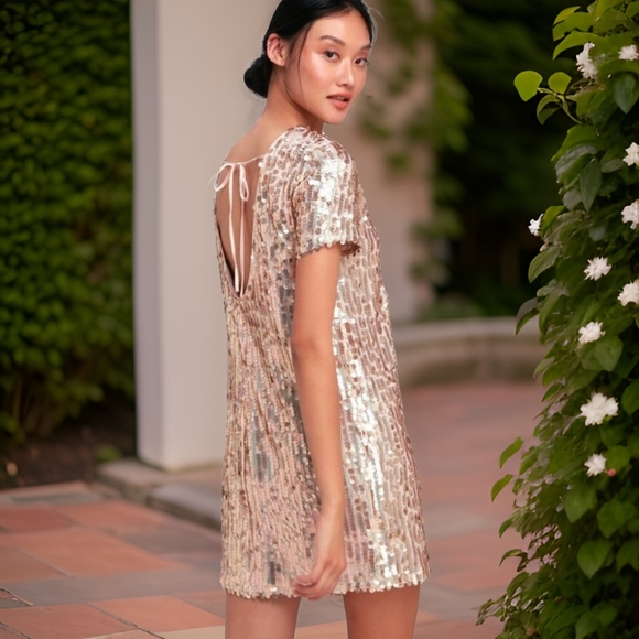 Lulu's Blush Pink Gold Short Sleeve Sequens Shift Dress Size Medium - Picture 3 of 7